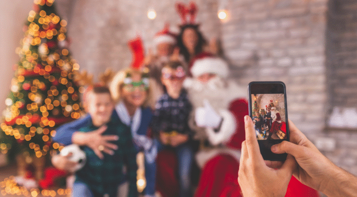 Guide to Free Indoor and Outdoor Backdrops for Holiday Pictures