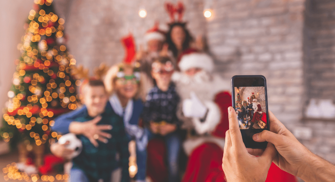 Guide to Free Indoor and Outdoor Backdrops for Holiday Pictures